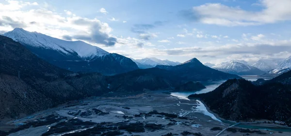 Αεροφωτογραφία Των Όμορφων Χιονισμένα Βουνά Και Λίμνη Στο Θιβέτ Κίνα — Φωτογραφία Αρχείου