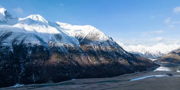 西藏美丽的雪山和雪湖的空中景观 — 图库照片