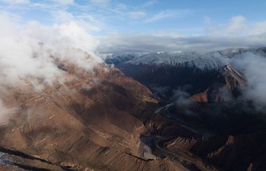Tibet, Çin 'deki güzel danxia peyzajının hava manzarası