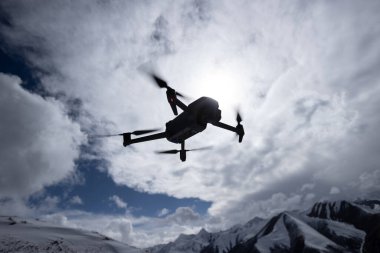 Yüksek rakımlı kar dağlarında uçan drone