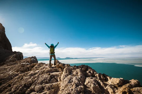 Жінка Пішохід Насолоджується Видом Вершину Скелі Березі Озера — стокове фото