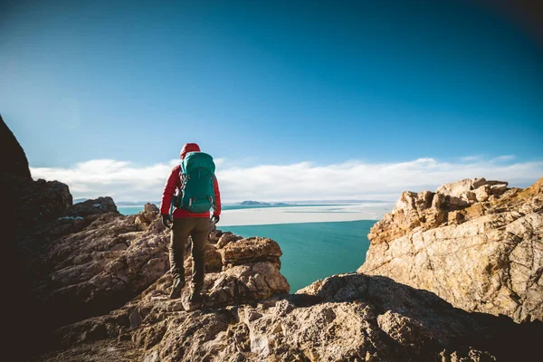 Жінка Пішохід Насолоджується Видом Верхню Скелю Гори Березі Озера — стокове фото