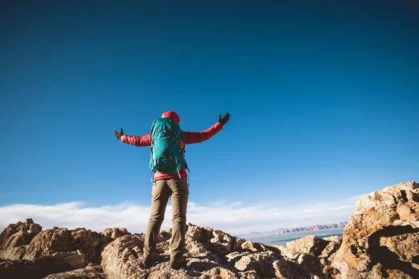 Γυναίκα Πεζοπόρος Απολαμβάνουν Θέα Στην Κορυφή Του Βουνού Ege Γκρεμό — Φωτογραφία Αρχείου