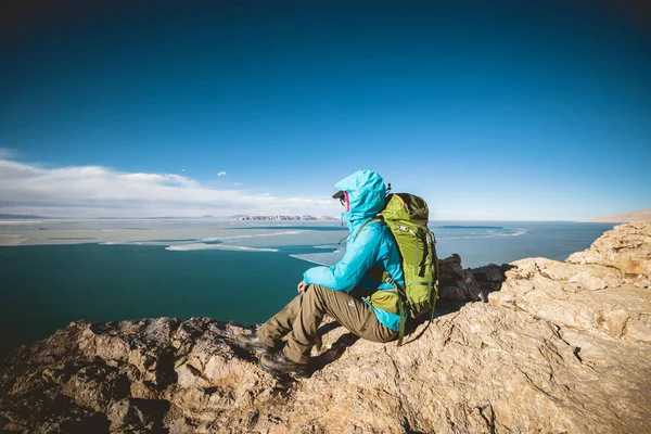 Kvinna Vandrare Njuta Ivew Bergstopp Klippa Ege Vid Sjön — Stockfoto