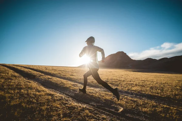 Mujer Trail Runner Cross Country Running Montañas Gran Altitud —  Fotos de Stock