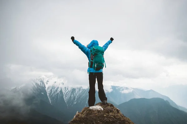 Mujer Excursionista Disfrutar Vista Cima Montaña Acantilado Frente Las Montañas —  Fotos de Stock