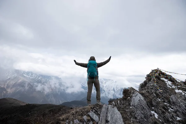 Γυναίκα Πεζοπόρος Απολαμβάνουν Θέα Στην Κορυφή Του Βουνού Γκρεμό Αντιμετωπίσει — Φωτογραφία Αρχείου