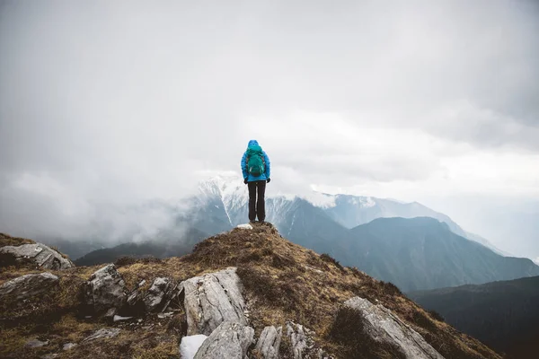 Donna Escursionista Successo Stare Cima Alla Montagna Scogliera Bordo Sfondo — Foto Stock