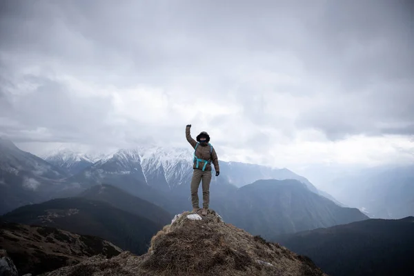 Femme Randonnée Réussie Debout Sommet Montagne Fond Falaise Les Montagnes — Photo