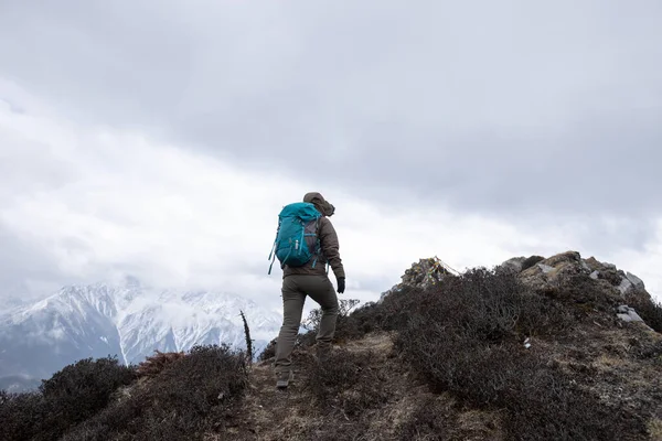 Επιτυχημένη Γυναίκα Πεζοπόρος Πεζοπορία Στην Κορυφή Του Βουνού Στο Τίμπετ — Φωτογραφία Αρχείου