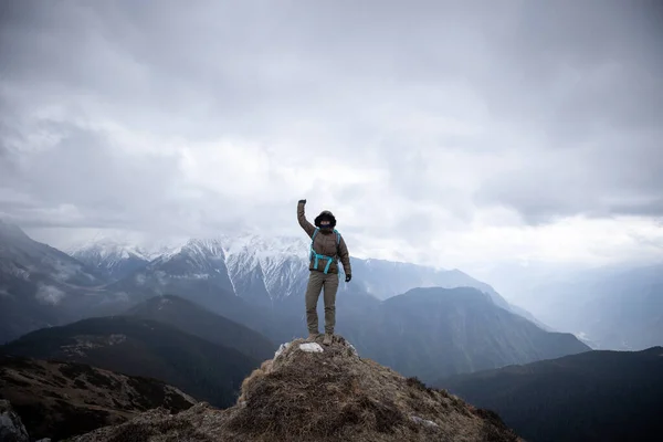 Succesvolle Vrouw Wandelaar Staan Berg Top Klif Rand Achtergrond Sneeuw — Stockfoto