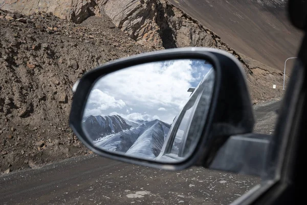 Condução Alta Altitude Estrada Montanha Neve — Fotografia de Stock