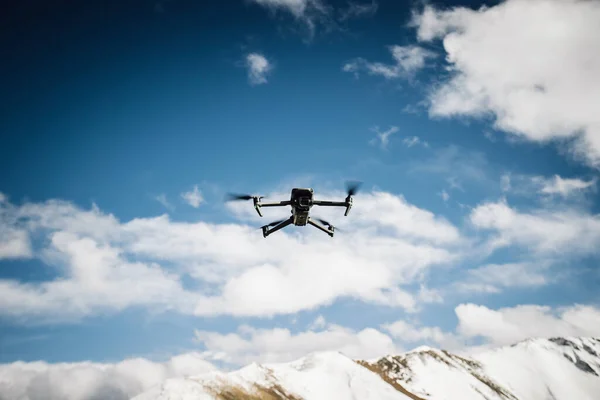 Drone Voador Tirando Fotos Montanhas Neve — Fotografia de Stock