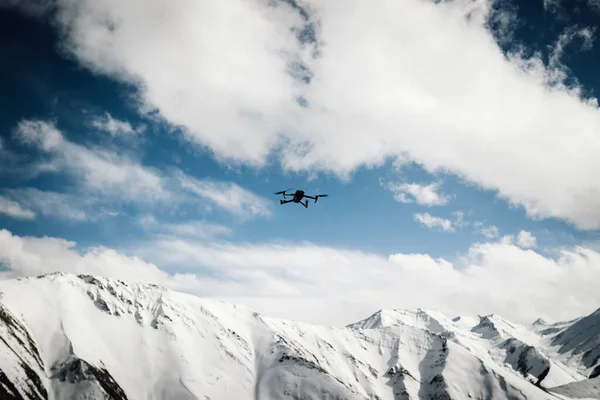 Летающий Дрон Фотографирует Снежные Горы — стоковое фото