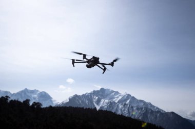 Yükseklerdeki dağlarda uçan dron.