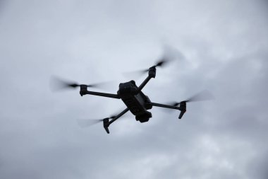 Yükseklerdeki dağlarda uçan dron.