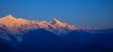 Çin 'in Yunnan kentindeki Meri Dağı' nın güzel gündoğumu manzarası