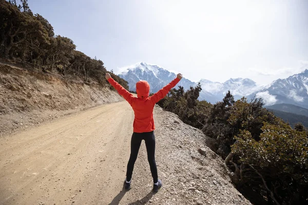 Woman Trail Runner Open Arms Snow Capped Mountains — Stock Photo, Image