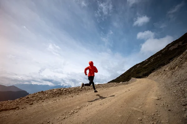 Kobieta Szlak Biegacz Biegnie Górach Dużej Wysokości — Zdjęcie stockowe