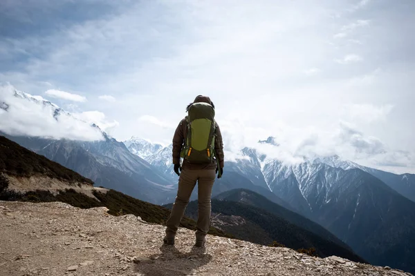 Framgångsrik Kvinna Vandrare Vandring Bergstopp Tibet — Stockfoto