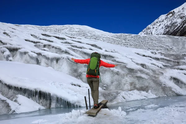 Πεζοπόρος Γυναίκα Πεζοπορία Χειμώνα Μεγάλο Υψόμετρο Παγετώνων Βουνά Κίνα — Φωτογραφία Αρχείου