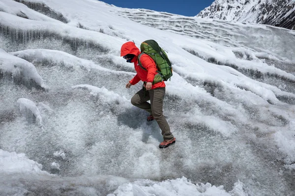 Πεζοπόρος Γυναίκα Πεζοπορία Χειμώνα Μεγάλο Υψόμετρο Παγετώνων Βουνά Κίνα — Φωτογραφία Αρχείου