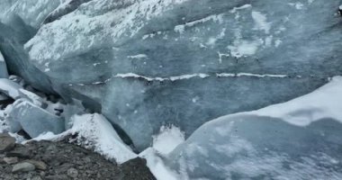 Karlı kayalık dağların güzel manzarası