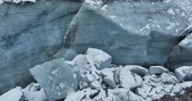 Karlı kayalık dağların güzel manzarası