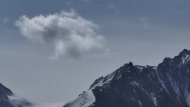 Karlı dağların güzel manzarası