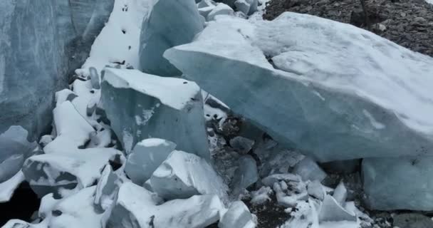 Karlı Kayalık Dağların Güzel Manzarası — Stok video