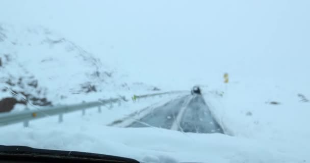 Εναέρια Άποψη Του Αυτοκινήτου Ιππασία Στο Δρόμο Στα Χιονισμένα Βουνά — Αρχείο Βίντεο