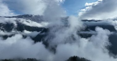 Güzel sisli dağ manzarası