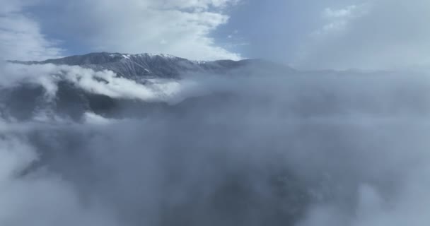 美丽的雾蒙蒙的山景的空中景观 — 图库视频影像