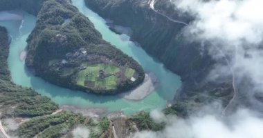 Dağlardaki gölün güzel manzarası