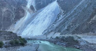 Dağlardaki gölün güzel manzarası