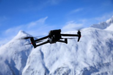 Yükseklerdeki dağlarda uçan dron.