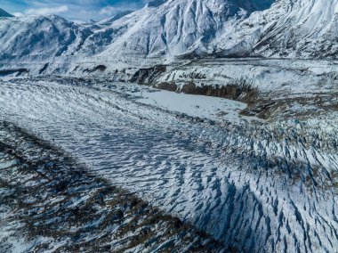 Çin 'deki yüksek irtifa buzulu dağlarının hava manzarası.