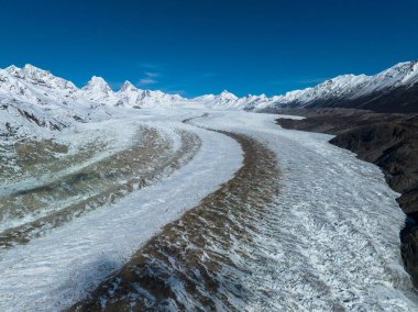 Çin 'deki yüksek irtifa buzulu dağlarının hava manzarası.