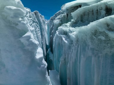 Çin 'deki yüksek irtifa buzulu dağlarının hava manzarası.