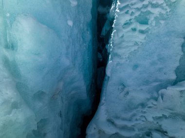 Çin 'deki yüksek irtifa buzulu dağlarının hava manzarası.