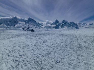 Çin 'deki yüksek irtifa buzulu dağlarının hava manzarası.