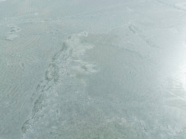 Çin, Tibet 'teki güzel donmuş göl manzarası.