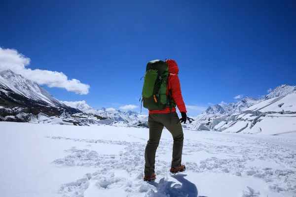 冬の標高の高い氷河の山で女性ハイカーのハイキング — ストック写真