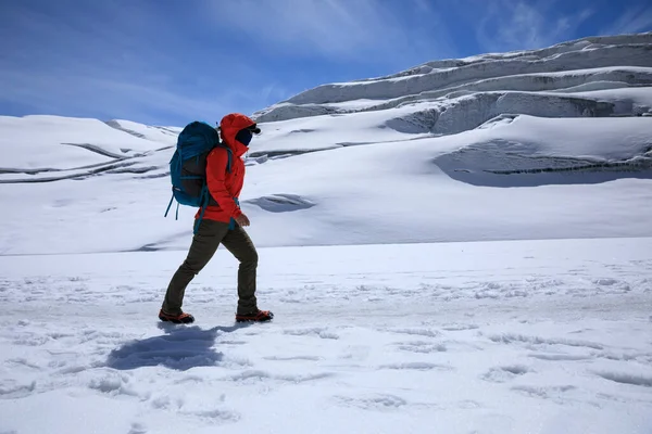 Kadın Yürüyüşçü Kışın Yüksek Irtifada Buzullara Tırmanır — Stok fotoğraf