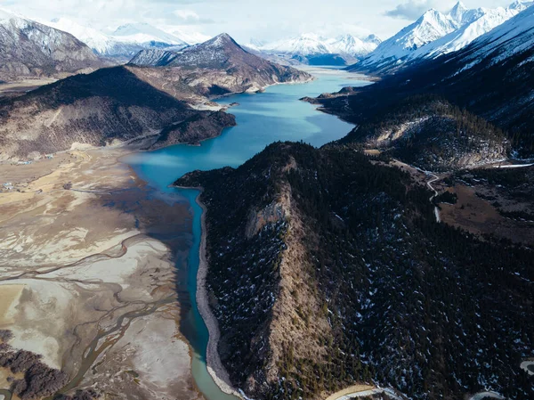 西藏美丽的雪山和雪湖的空中景观 — 图库照片