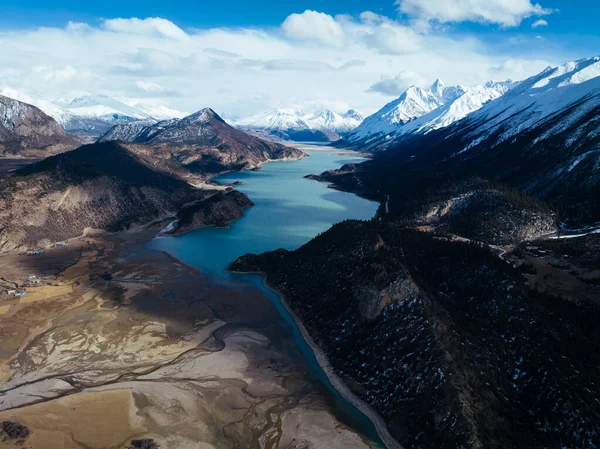 Αεροφωτογραφία Των Όμορφων Χιονισμένα Βουνά Και Λίμνη Στο Θιβέτ Κίνα — Φωτογραφία Αρχείου