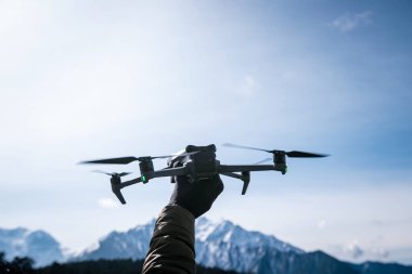 Yüksek rakımlı kar dağlarında uçan drone
