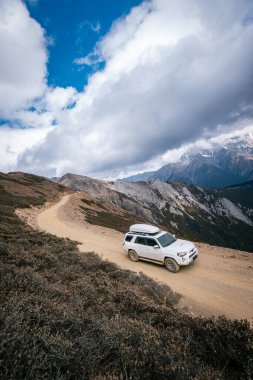 Yüksek rakımlı dağ yolunda araba sürmek, Çin