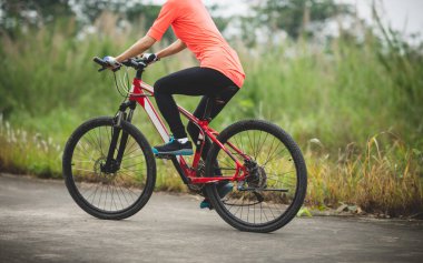 Bahar ormanlarında bisiklet sürmek