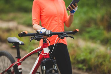 Bahar ormanlarında bisiklet sürmek